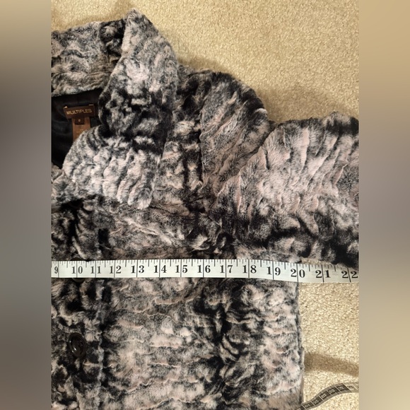 NWOT Monochrome Faux Fur Women’s Coat Size Small - Picture 6 of 8